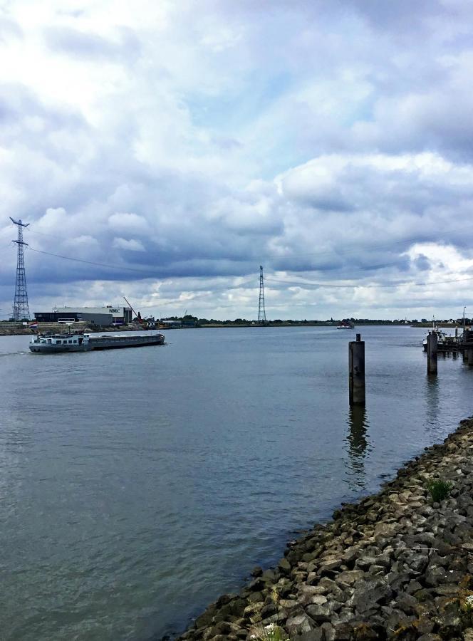 De Kapiteinshut Aan De Rivier Met Xl Ligbad En Sauna Lekkerkerk Esterno foto