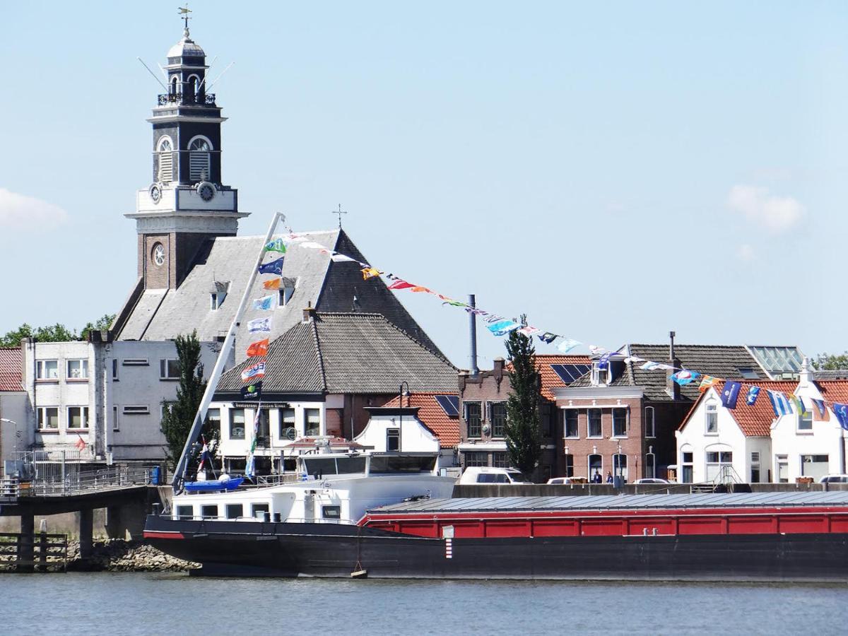 De Kapiteinshut Aan De Rivier Met Xl Ligbad En Sauna Lekkerkerk Esterno foto