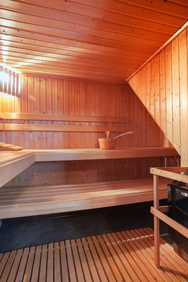 De Kapiteinshut Aan De Rivier Met Xl Ligbad En Sauna Lekkerkerk Esterno foto